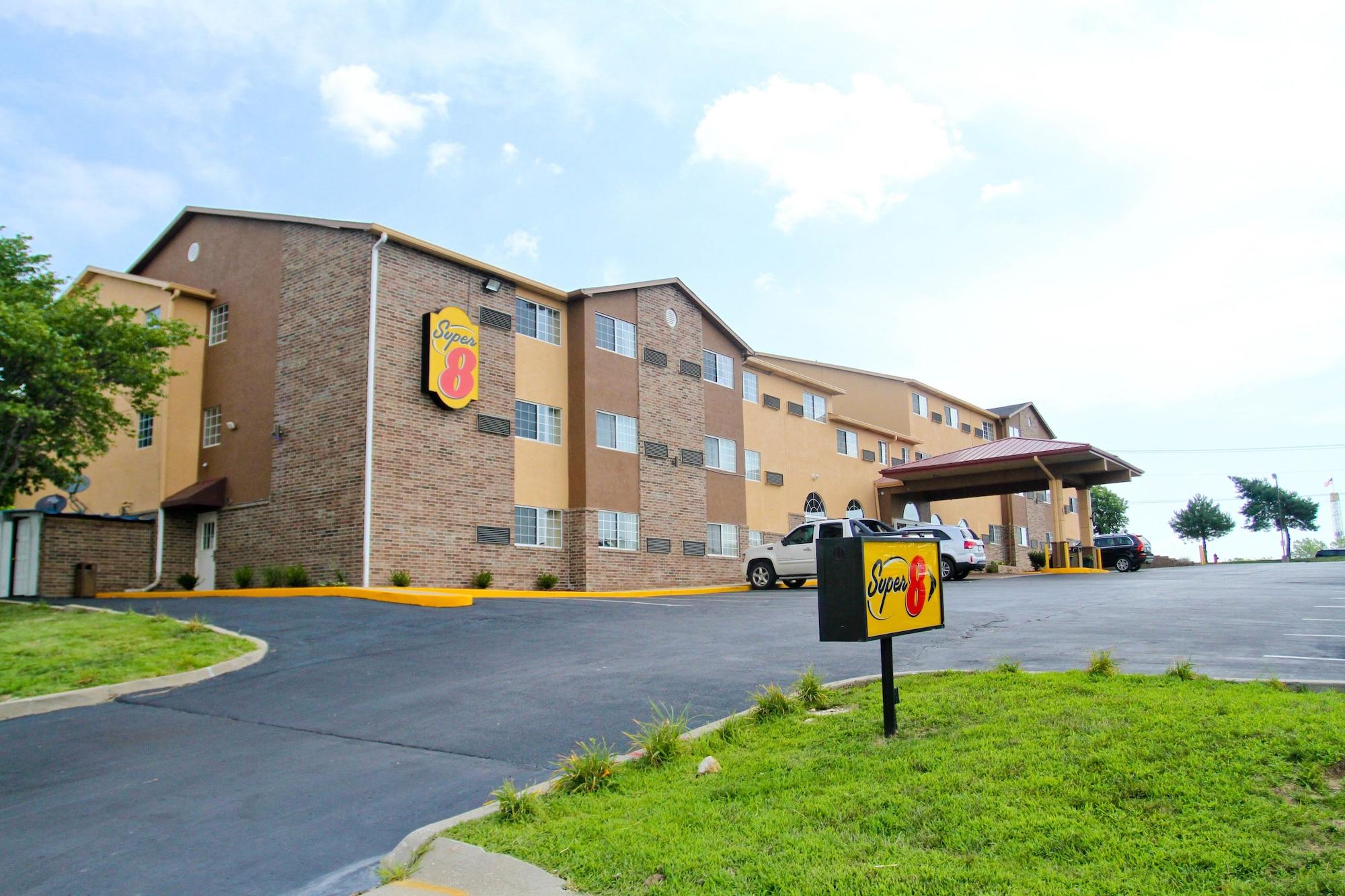 Super 8 By Wyndham Metropolregion Kansas City Exterior foto