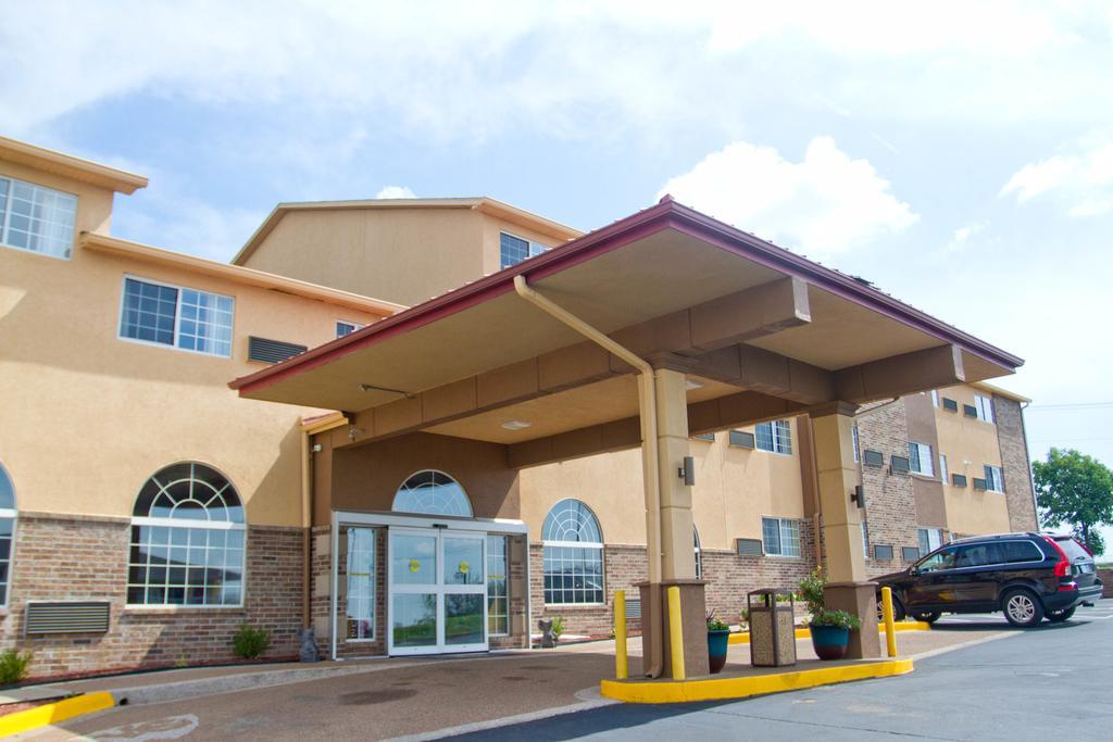 Super 8 By Wyndham Kansas City Exterior foto